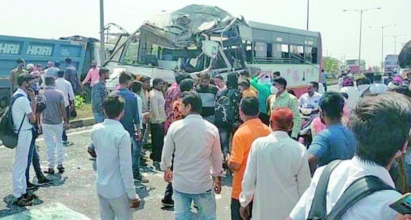 ST bus collides with container, 18 passengers injured | कंटेनरवर एसटी बस आदळली, 18 प्रवासी जखमी