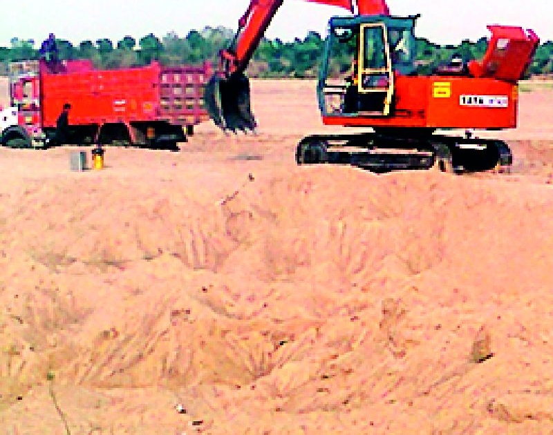 Illegal excavation of sand on Powaroli river | पोवारटोली घाटावर रेतीचे अवैध उत्खनन