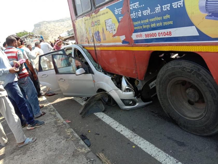 Three people of Wani killed in Chandavadanagika accident | नाशिकजवळ बस-कारच्या भीषण अपघातात एकाच कुटुंबातील तिघे ठार