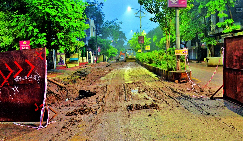 Excavation at Employment Unbhaiya Chowk in Solapur; Balives road also closed! | सोलापुरातील एम्प्लॉयमेंट अन् भैय्या चौकात खोदाई; बाळीवेसचा रस्ताही बंद !
