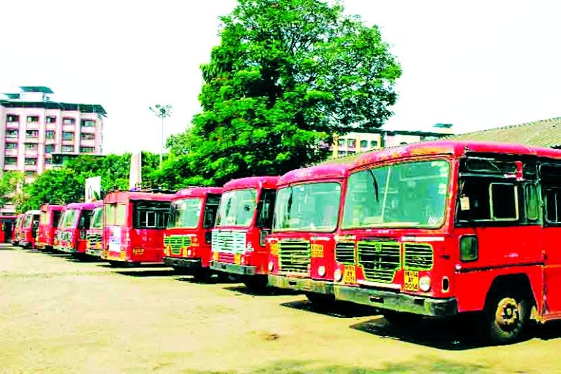 30% buses in the district are still in depots | जिल्ह्यातील ३० टक्के बसेस अद्यापही आगारातच