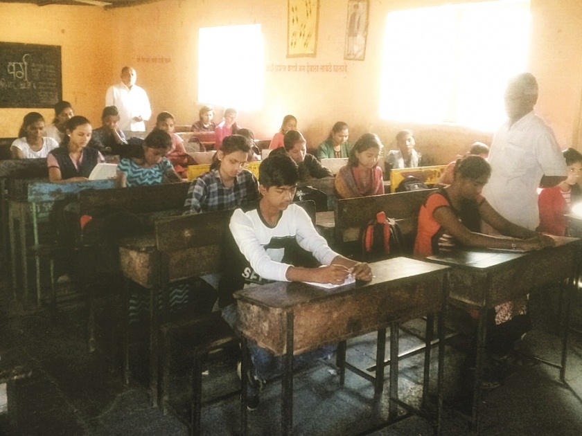 Teacher give free education to sudents | गिरवित गेले खडू अन् लावला शिक्षणाचा लळा...!