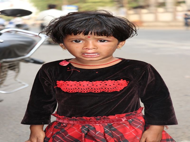 The girl who was demanding money in Jalgaon | जळगावात पैसे मागणाऱ्या बालिकेच्या डोक्यात मारला डबा