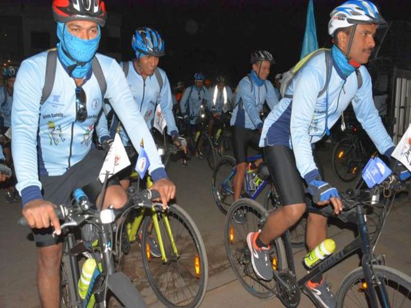 Bicycle rally to Jalgaon | सायकल रॅली जळगावकडे रवाना