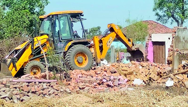 A bulldozer drove over the crossing at Birsi on Wednesday | बिरसी येथील अतिक्रमणावर बुधवारी चालला बुलडोझर