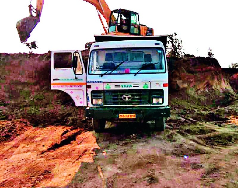 Use of illegal mining in the construction of National Highway | राष्ट्रीय महामार्गाच्या बांधकामात अवैध मुरूमाचा वापर