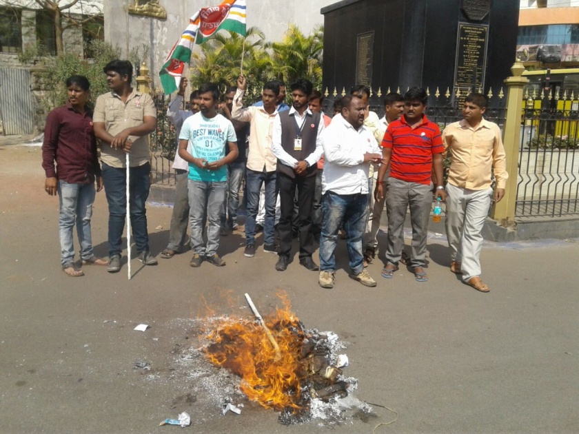 Sangli: Statue of Sadhau's car rammed, Raju Shetty's statue burned | सांगली : सदाभाऊच्या गाडीवरील दगडफेकीला रयतचे प्रत्युत्तर, राजू शेट्टी यांच्या पुतळा जाळला
