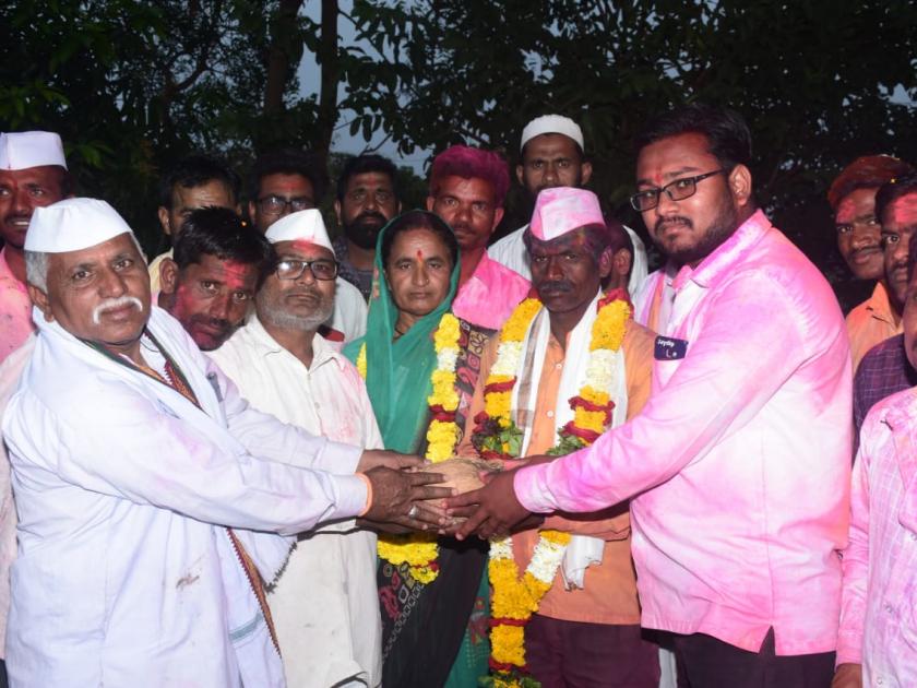 Husband and wife win in Rendale Group Gram Panchayat | रेंडाळे ग्रुप ग्रामपंचायतीत पती-पत्नीचा विजय