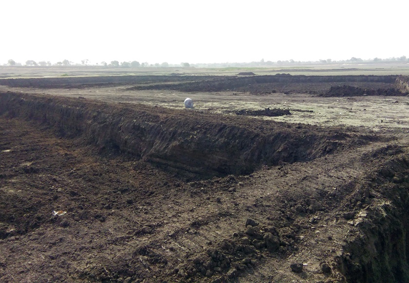 4 lakh cubic feet of mud removed from Jui dam i | दानापूर येथील जुई धरणातून काढला ४ लाख घनफूट गाळ