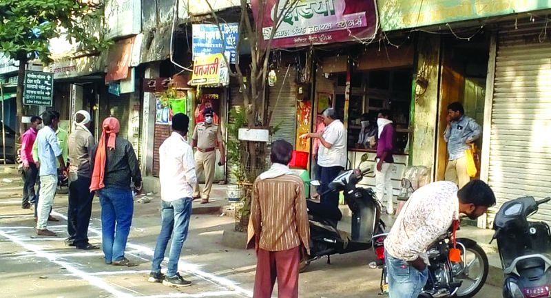 Controlling the crowd by draw boxes in Khamgaon city | खामगाव शहरात चुन्याचे रकाने आखून गर्दीवर नियंत्रण