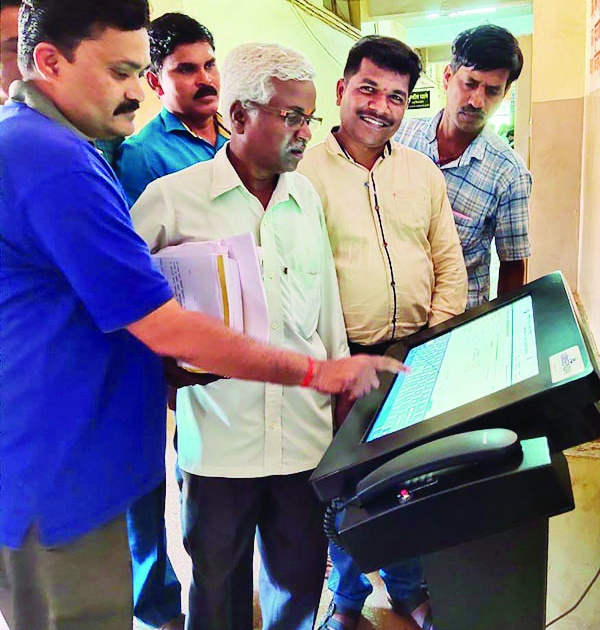  10,234 voters took the kiosk benefits in Ratnagiri under Voter Help Desk | व्होटर हेल्प डेस्कअंतर्गत रत्नागिरीत १०,२३४ मतदारांनी घेतला किऑस्कचा लाभ