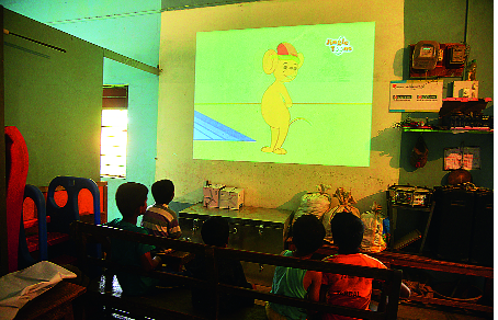 Lonar colonial school became a digital school | लोणार वसाहतीतील शाळा बनली डिजिटल