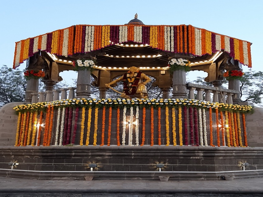Government tribute to chatrapati sambhaji maharaj at wadhu budruk and tulapur | वढु व तुळापुर येथे छत्रपती शंभूराजांना शासकीय मानवंदना; पहिल्यांदाच शांततेत कार्यक्रम