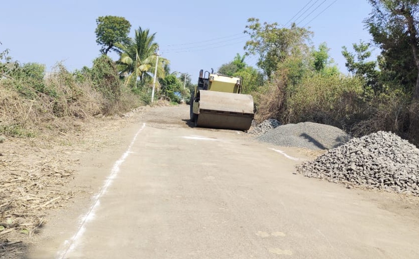 Manori-Mukhed road work underway; Driver satisfaction | मानोरी-मुखेड रस्त्याचे काम सुरू; वाहनचालकात समाधान