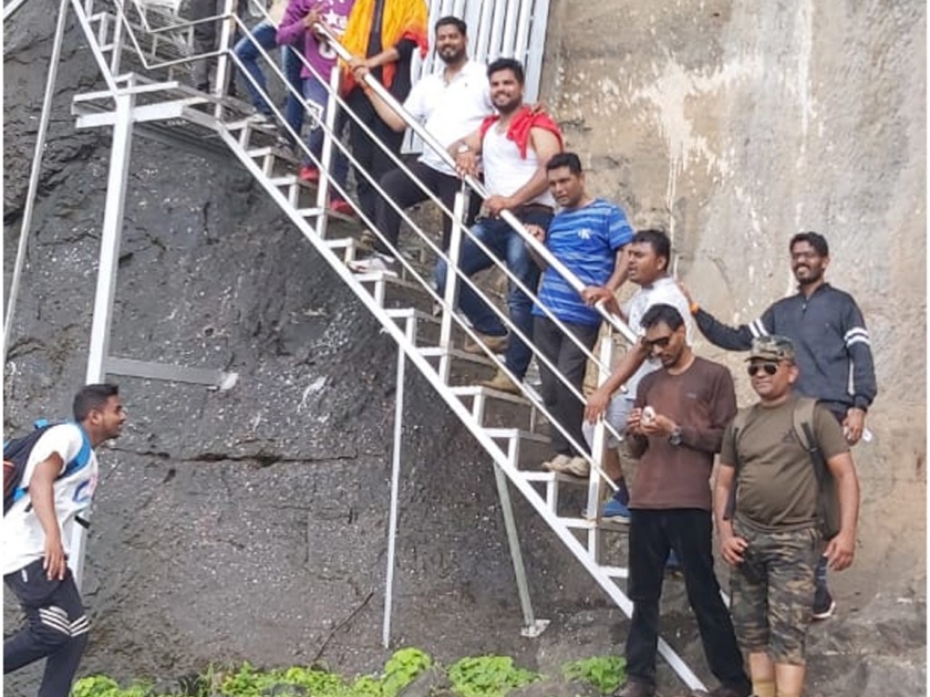 The raid of the Rajaderwadi fort with 3 youths | राजदेरवाडी किल्ल्यावर ५१ तरुणांची चढाई