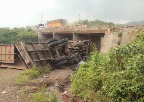 The container collapsed off the bridge | सुरत राष्ट्रीय महामार्गावर पुलावरून कंटेनर कोसळला