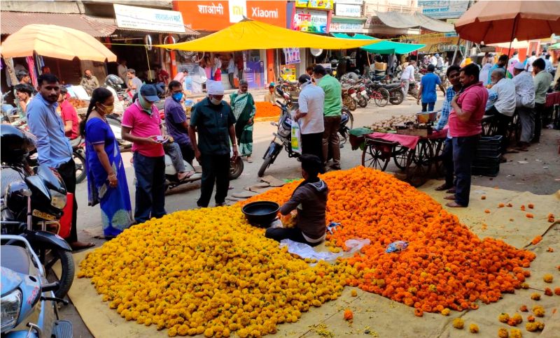 The market blossomed on the eve of Dussehra | दसऱ्याच्या पूर्वसंध्येला बाजारपेठ फुलली 