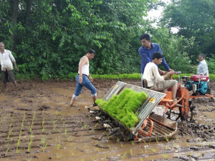 Demonstration of automatic paddy planting machine | स्वयंचलित भात लावणी यंत्राचे प्रात्यक्षिक