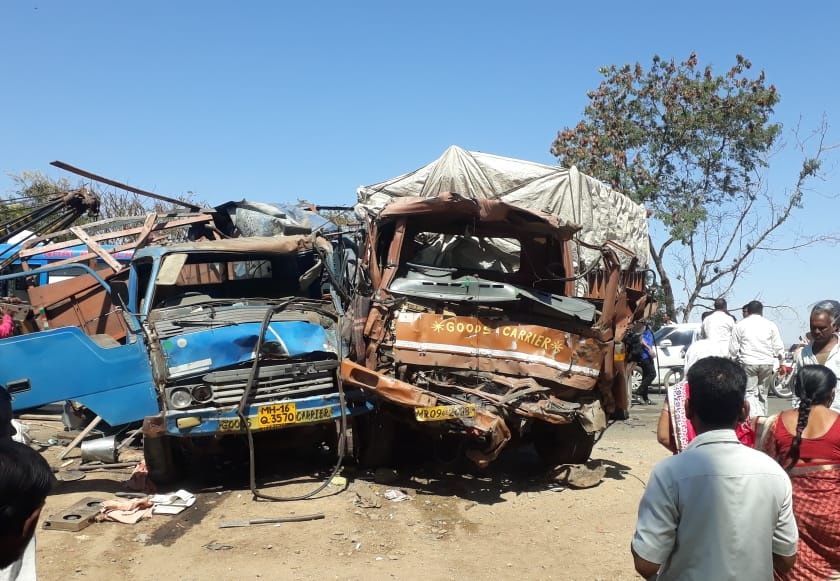  Five killed in accident near Pimpalgaon on Mumbai Agramahai road | मुंबर्ई आग्रामहामार्गावर पिंपळगाव जवळ अपघातात पाच ठार