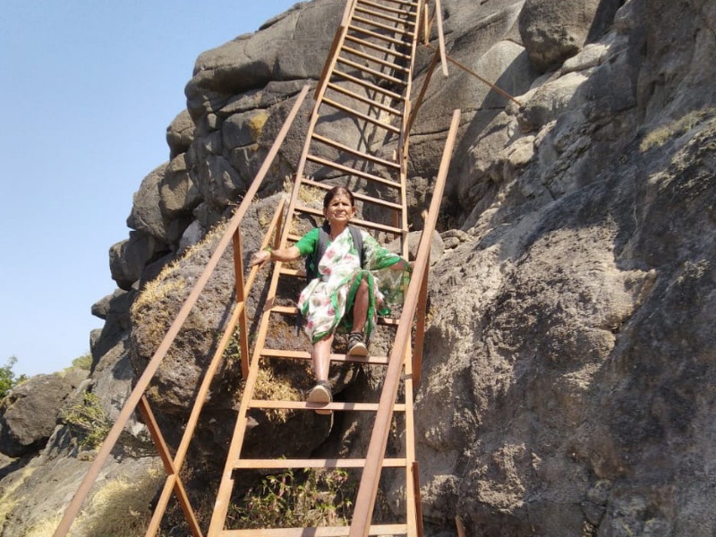 75 Years old granddaughter climb Harishchandragad fort in one day | ७५ वर्षांच्या आजींचा पराक्रम : एका दिवसात सर केला हरिश्चंद्रगड 