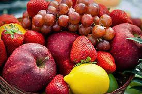 Various fruit arrivals in Parbhani city | परभणी शहरात वाढली विविध फळांची आवक