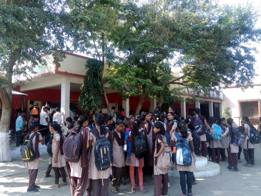 Parbhani: The school boycotted boycott at Vagla school | परभणी : वाघळा येथे पालकांनी शाळेवरच घातला बहिष्कार