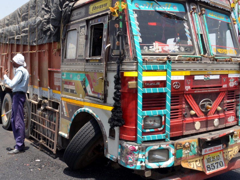 Parbhani: Due to the collapse of the truck's stairs, traffic disrupted | परभणी : ट्रकचे स्टेअरिंग तुटल्याने वाहतूक विस्कळीत