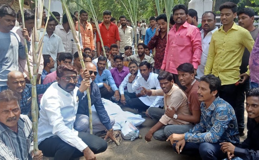 Pahar organization for overcrowded sugarcane bills, symbolic reminder of 'Sahyatra' | थकीत ऊस बिलासाठी प्रहार संघटना आक्रमक, सोलापूरात सहकारमंत्र्यांची प्रतिकात्मक काढली ‘प्रेतयात्रा’