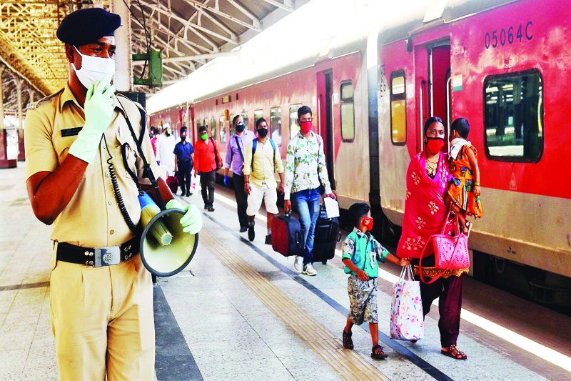 Solapurkars go anywhere by train .. No waiting; Decline in passenger numbers due to corona | सोलापूरकरांनो रेल्वेने कोठेही जा.. नो वेटिंग; कोरोनामुळे प्रवासी संख्येत घट 