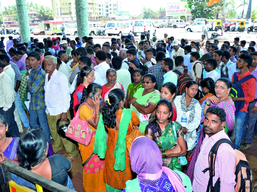 Ratnagiri: Protesting protesters at railway station, strongly condemnation of project affected | रत्नागिरी : प्रकल्पग्रस्तांची रेल्वे स्थानकावर निदर्शने, जोरदार घोषणाबाजी