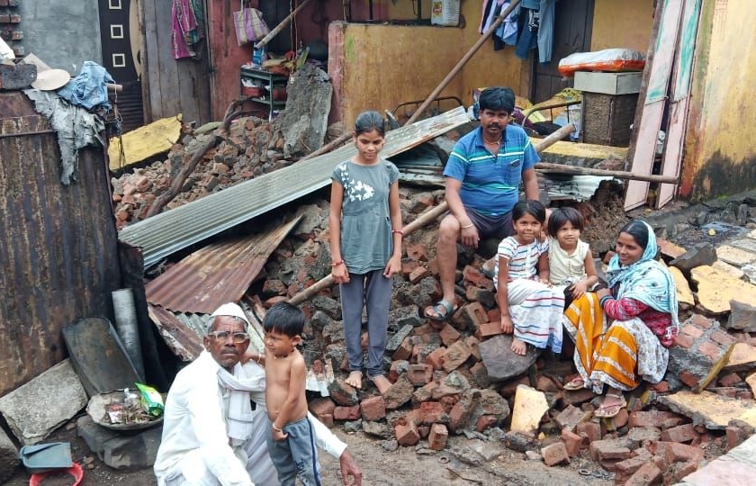 Rain falls in Chalisgaon after the house collapses | चाळीसगावात पावसामुळे घर कोसळून कुटुंब उघड्यावर