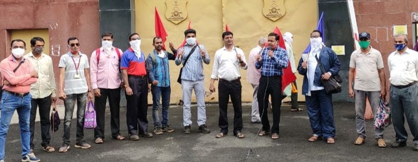 Demonstrations by defense workers in Bhusawal | भुसावळात संरक्षण कामगारांची निदर्शने