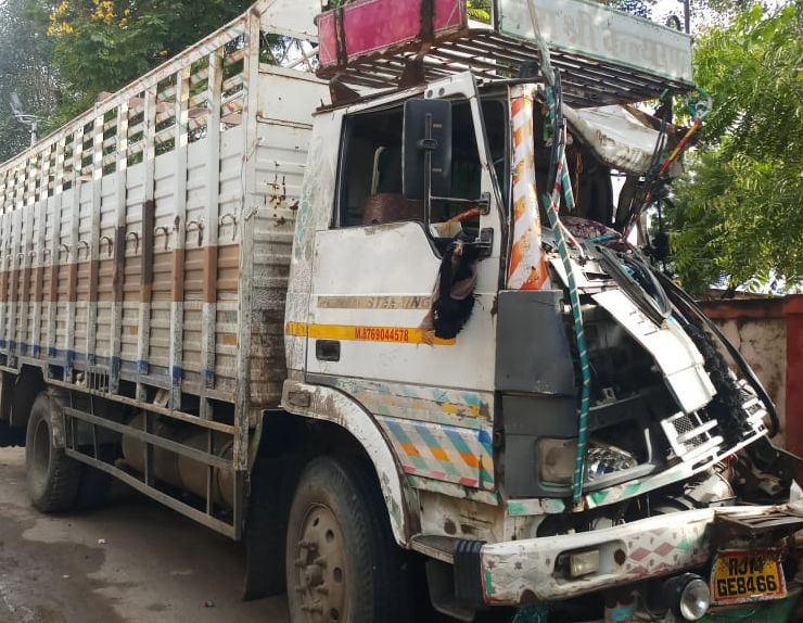 Illegal transport of cattle in the wrecked vehicle | अपघातग्रस्त वाहनात गुरांची अवैध वाहतूक