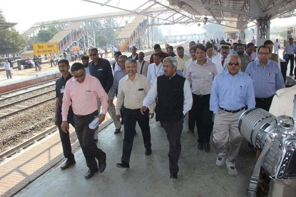 Raju Shetty-Shetti's suggestion to stop doubling of Pune-Miraj railway line | राजू शेट्टी-रेल्वे अधिकाऱ्यात खडाजंगी, मिरजेतील प्रकार--पुणे-मिरज रेल्वेमार्गाचे दुहेरीकरण बंद पाडण्याचा शेट्टींचा इशारा