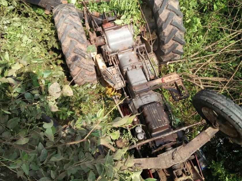The tractor collapsed on the Yerala Bridge at Hanumantwadiya | हणमंतवडिये येथे येरळा पुलावरून ट्रॅक्टर कोसळला