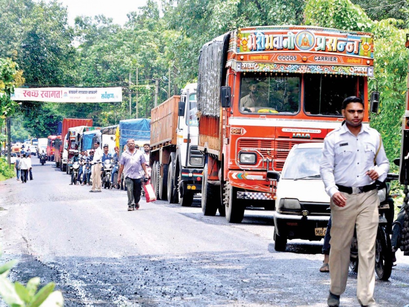 Sindhudurg: The villagers stop the Mumbai-Goa highway, the mud-clan empire | सिंधुदुर्ग : ग्रामस्थांनी मुंबई-गोवा महामार्ग रोखला, जानवली पुलावर चिखलाचे साम्राज्य
