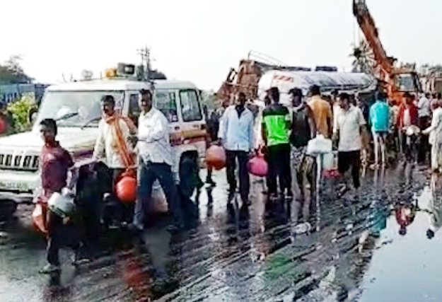Oil tanker accident near Solapur; Queues of people to carry oil | सोलापूरजवळ तेलाच्या टँकरचा अपघात; गोडेतेल घेऊन जाण्यासाठी लोकांच्या रांगा