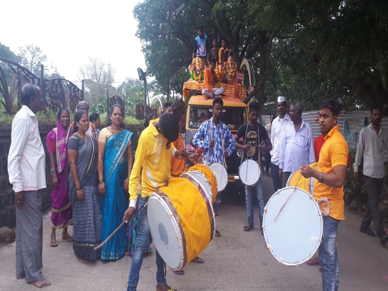 Declaration of drum turtles to Ganaraya | ढोल ताश्यांच्या गजरात गणरायाला निरोप