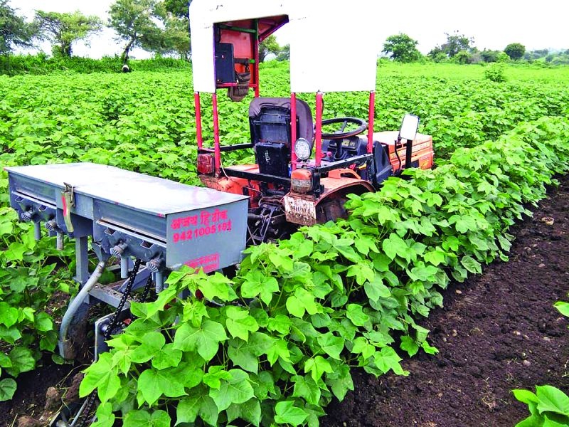 Fertilizer sowing machine made with waste materials | भंगारातील साहित्य घेऊन बनविले खत पेरणी यंत्र