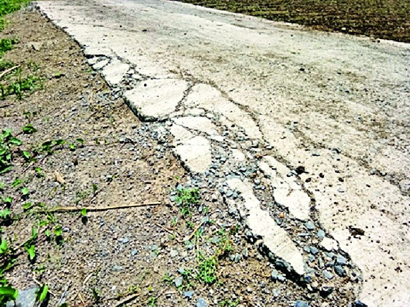 Two months of unbridled cement road | दोन महिन्यातच उखडला सिमेंट रस्ता