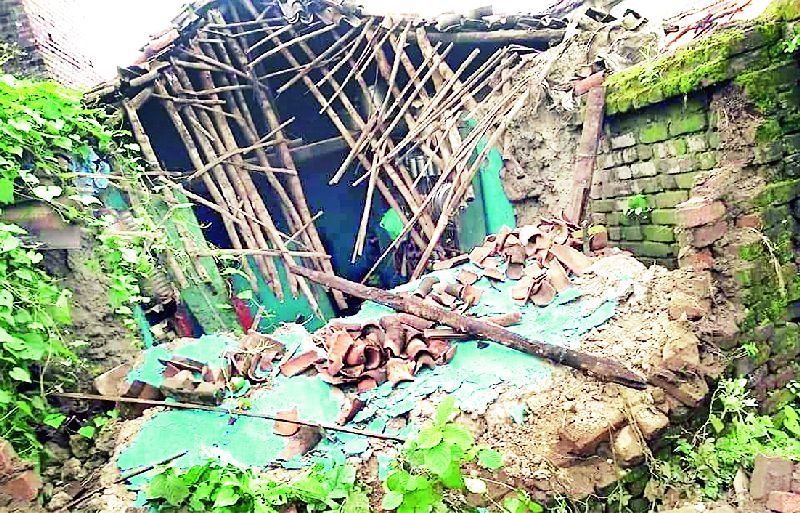 Six villages hit with rainstorm | सहा गावांना वादळीवाऱ्यासह पावसाचा फटका