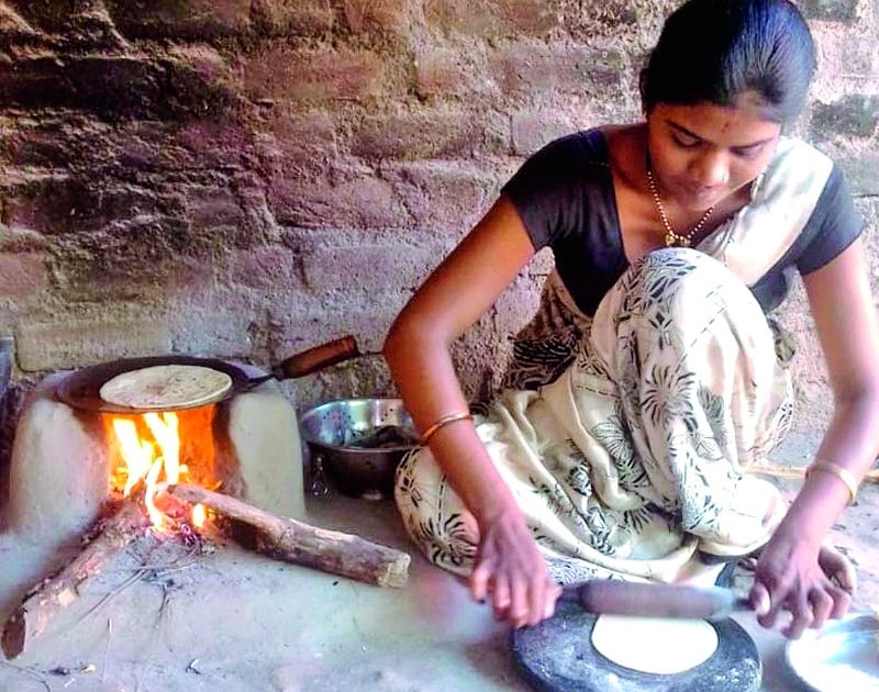 From the gas to the stove due to the poor's 'bright' ignoring policy! | गरिबाची ‘उज्ज्वला’ दुर्लक्षी धोरणामुळे गॅसवरून चुलीवर!