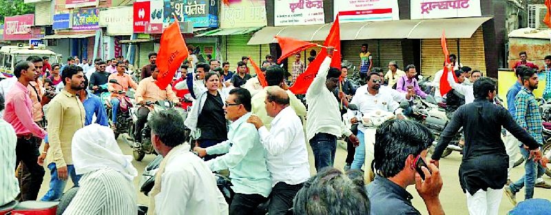 The movement of the Maratha Kranti Morcha | मराठा क्रांती मोर्चाचे ठिय्या आंदोलन