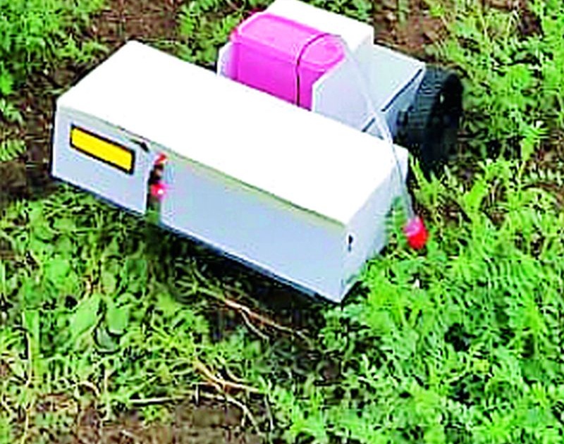Spray robot developed in the sense of the eighth | आठवीच्या अर्थने विकसित केला फवारणी रोबोट
