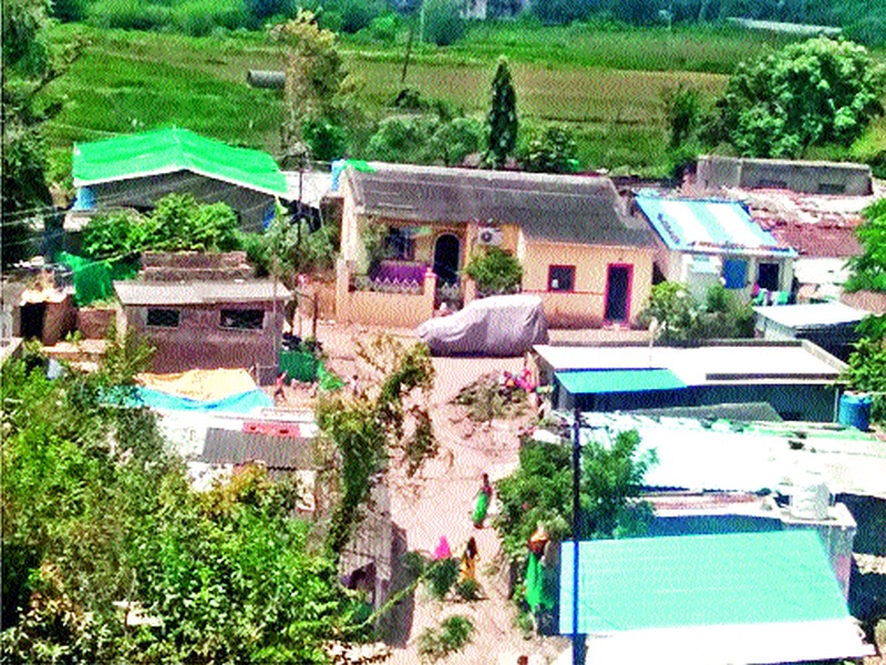  Pugtryfarm, pucca houses in Bhagur's government premises | भगूरला सरकारी जागेवर पोल्ट्रीफार्म, पक्की घरे