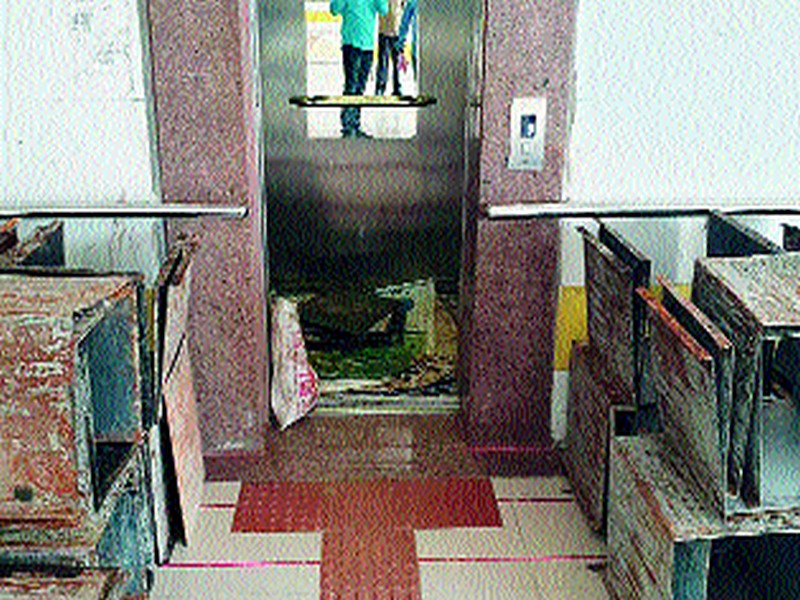  Misuse of the elevator for the blind | अंध-अपंगांसाठीच्या लिफ्टचा गैरवापर