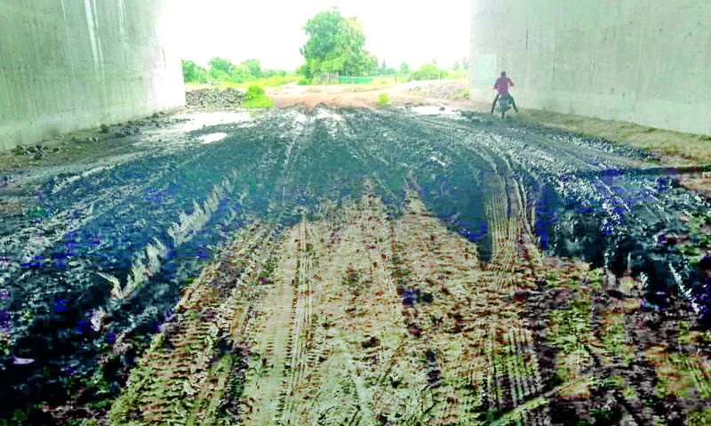 Chikhal Virul-Rasulabad road closed under 'Samrudhi' bridge | ‘समृद्धी’च्या पुलाखाली चिखल विरूळ-रसुलाबाद मार्ग झाला बंद
