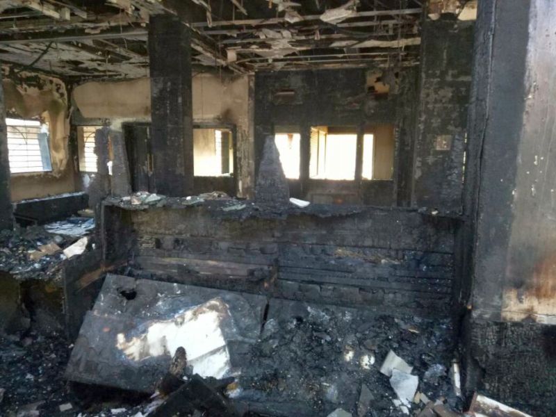 Fire at Maitreya's company office in Dhule; Loss of millions | धुळ्यात मैत्रेय कंपनीच्या कार्यालयाला आग; लाखोंचे नुकसान