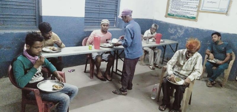 Homeless people shelter in the streets during 'lockdown' | Coronavirus in Nagpur; 'लॉकडाऊन' दरम्यान रस्त्यावरील लोकांना 'बेघर निवाऱ्या'चा आसरा