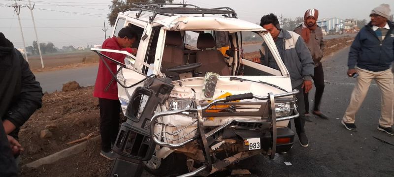 Terrible accident on Umred Nagpur Road; Four injured, truck absconding | उमरेड नागपूर रोडवर भीषण अपघात; चार जखमी, ट्रक फरार